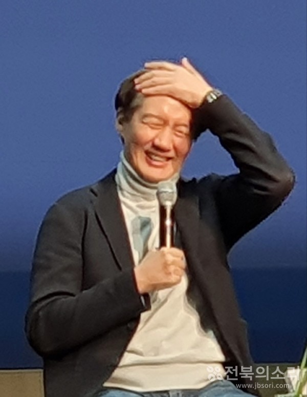                    조국 전 장관이 책 내용을 설명하다 잠시 울먹이는 듯한 표정을 지어보였다.