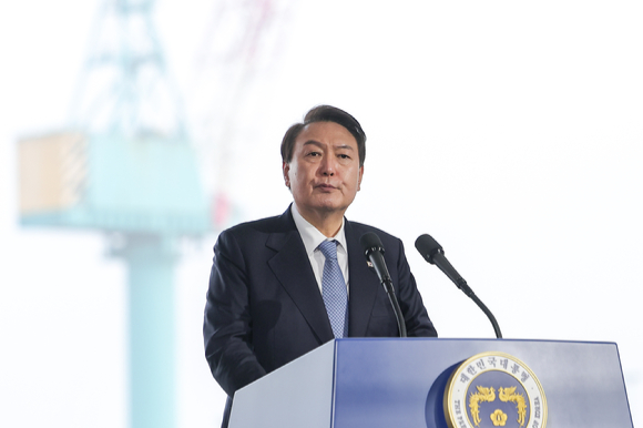윤석열 대통령이 2023년 2월 10일 군산 현대중공업 군산조선소에서 열린 선박 블록 첫 출항식에서 축사하고 있다.(사진=대통령실 제공)