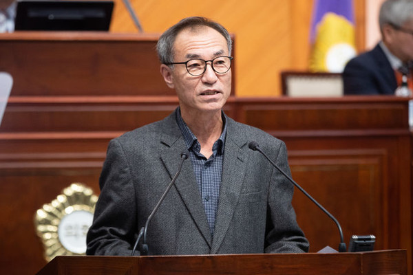 27일 군산시의회 제260회 제2차 정례회 본회의에서 ‘이차전지 특화단지 폐수 사전처리 시설 마련 촉구’ 건의안을 대표 발의한 이한세 군산시 의원 (사진=군산시의회 제공)