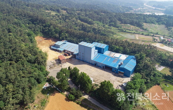 장점마을 뒷산에 위치한 문제의 비료공장 모습.