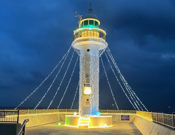 군산 비응항에 설치된 '희망의 등대 트리'(사진=군산지방해양수산청 제공)