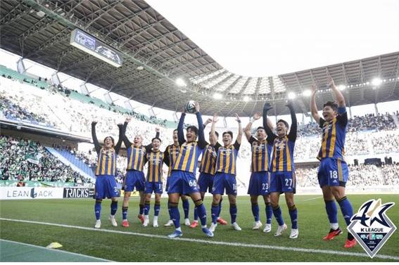 설영우의 득점에 이은 울산의 골 세리머니.(사진=한국프로축구연맹 제공)