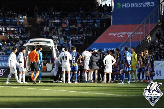 충돌로 의식을 잃고 뇌진탕 증세를 보인 홍정호.(사진=한국프로축구연맹 제공)