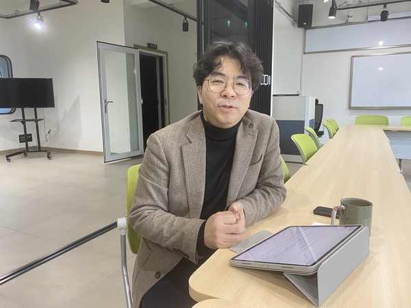 "지역에 관해서 이야기하다 보면 지역에 대해서 관심을 갖게 되고, 그렇다 보면 지역에 대해서 더 잘 많이 알고, 지역에 대해 관심을 많이 갖게 될 것"이라고 말하는 최성은 전주공동체라디오 방송본부장.