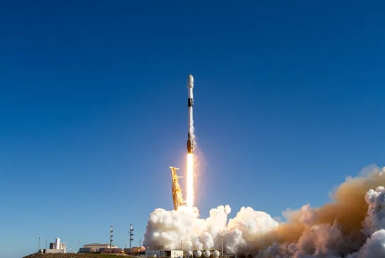 남한의 군사정찰위성 1호기가 2일 오전 3시 19분 미국 캘리포니아주 소재 반덴버그 미 우주군 기지에서 성공적으로 발사됐다고 국방부는 밝혔다.(사진=스페이스X(SpaceX) 제공)