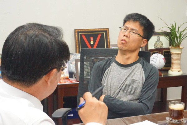 인터뷰를 진행하고 있는 이영광 씨의 모습.(사진=이영광 제공)