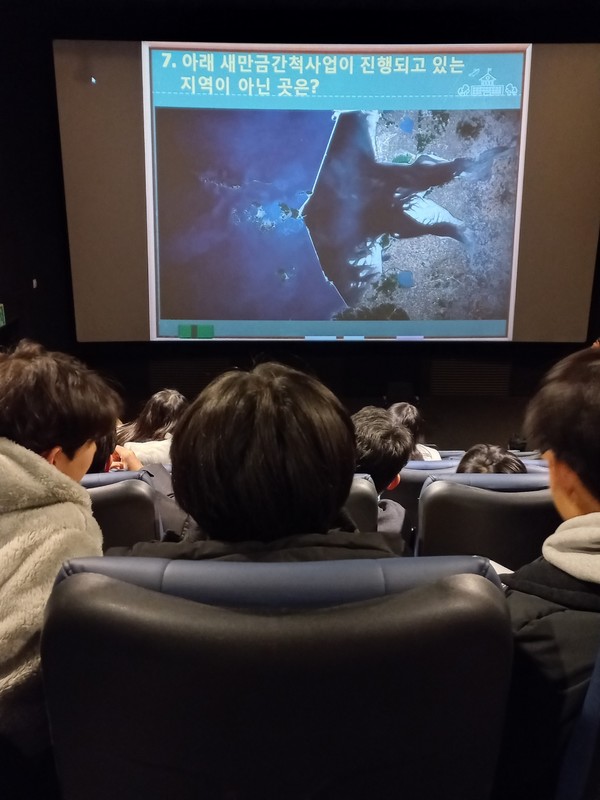 황윤 감독은 25일 관객들과 대화에서 "수라갯벌에서 멸종위기종이 50여 종이나 발견 되었으니 유네스코 세계자연유산에 등재될 만 하다"고 설명했다.