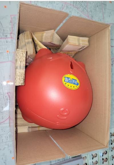 27일 전주시 노송동에 '얼굴 없는 천사'가 두고 간 돼지저금통과 성금.(사진=전주시 제공)