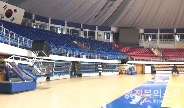 2001년부터 프로농구 KCC이지스가 홈구장으로 사용했던 전주실내체육관의 텅 빈 모습. 