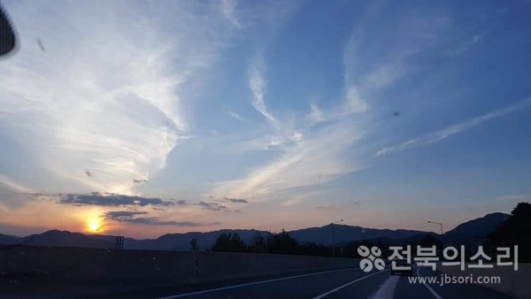 전주-군산 간 도로에서 마주한 일몰 장면.(전북의소리 자료사진)