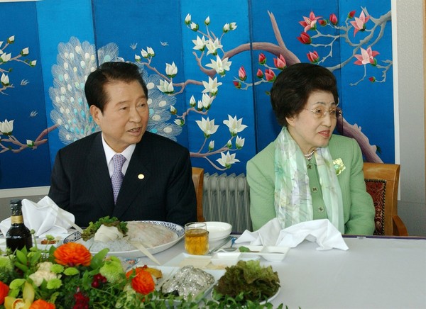 2007년 4월 새만금 현장 방문 환영만찬장에서 김대중 전 대통령과 이희호 여사 모습.(사진=김대중대통령 군산기념사업회 제공)