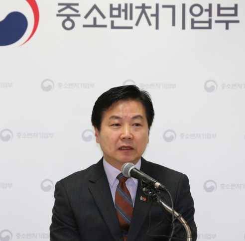 홍종학 전 중소벤처기업부 장관(사진=중기부 제공)