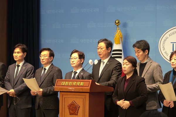 문재인 정부에서 청와대 참모와 국무위원으로 일한 민주당 출신 의원 등 30명은 17일 국회 소통관에서 기자회견을 열고 "문 전 대통령의 전 사위에 대한 압수수색은 검찰 수사의 목적이 진실 규명이 아닌 정치 보복에 있다는 것을 단적으로 보여준다"며 "전임 대통령을 향한 무도한 보복을 멈추라"고 촉구했다.(사진=박범계 의원 페이스북 제공) 