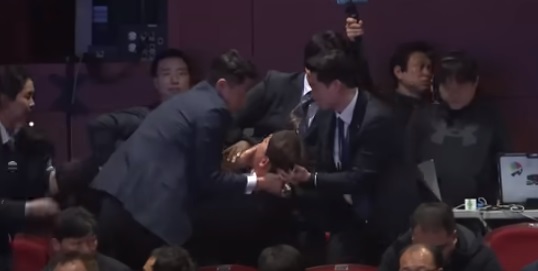 진보당 강성희 국회의원(전주을)이 18일 전주시 덕진구 한국소리문화의전당 모악당에서 열린 전북특별자치도 출범식에서 경호원들에게 끌려나가는 모습.(사진=독자 제공)