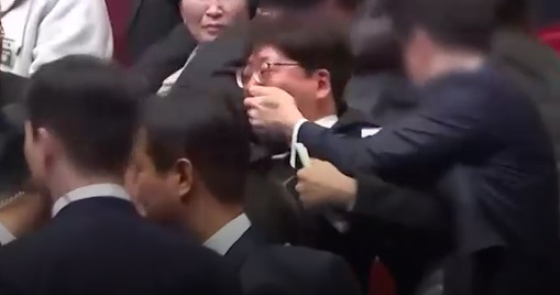 강성희 의원이 18일 전북특별자치도 출범식 행사장에서 입막음 당한 채 경호원들에 의해 끌려 나가는 모습.(사진=독자 제공)