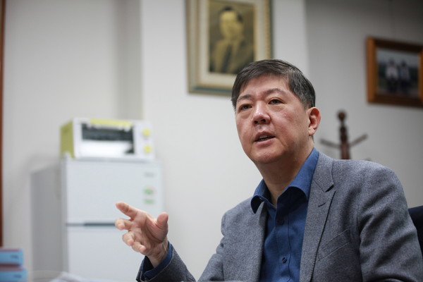 "북한이 미국과 합의해서 북미 관계가 풀리고 북한이 개방되는 시대가 온다고 하더라도 북쪽 사람들은 남쪽과 협력해야 될 필요성 못 느끼게 된다면 북한의 경제 개발이라든가 북방 경제 개척 등 여러 가지 한반도 변화의 주도권을 미국, 일본, 중국에 다 뺏기고 우리는 구경꾼 신세로 전락할 수가 있다"고 말하는 김홍걸 더불어민주당 국회의원.(사진=김홍걸 의원실 제공)