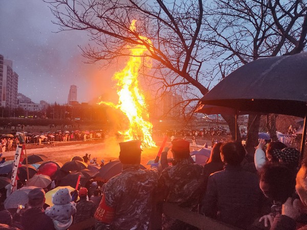 (사)전주기접놀이보존회가 24일 오후 8시 전주 삼천동 일원에서 정월 대보름 굿 ‘망월이야!’를 개최해 많은 시민들이 참여했다.(사진=전주기접놀이보존회 제공)
