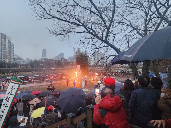 2,000여명의 시민들이 참여한 가운데 '달집 태우기' 행사가 진행되고 있다.(사진=전주기접놀이보존회 제공)