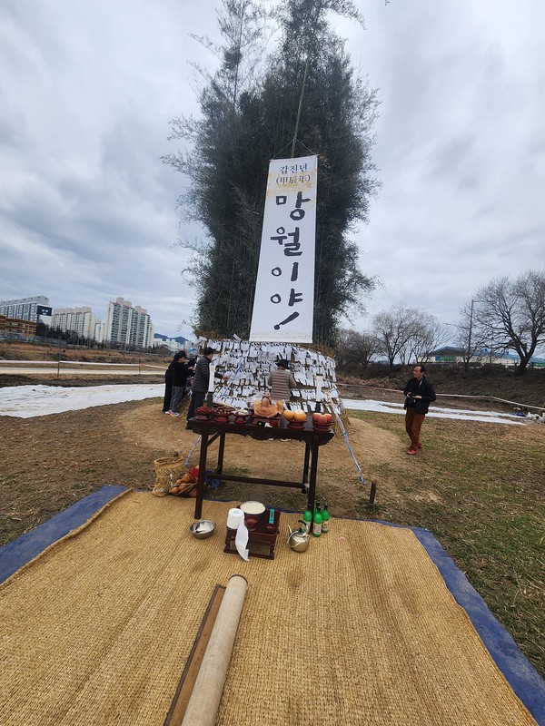 시민들의 소원지가 빼곡히 달린 달집 모습.(사진=전주기접놀이보존회 제공)