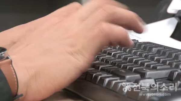 지역 일간지에서 경력기자들이 잇따라 나가는 바람에 취재 전력에 큰 차질을 빚고 있지만 신입 및 경력기자 모집공고를 통해 자리를 채우는 방법 외에 이를 막을 뚜렷한 해법이 없는 실정이다.(자료사진)