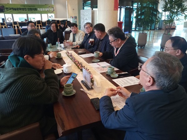 지난 15일 한국지역인터넷신문협의회 회원들이 인천 하버파크호텔에서 주요 현안 논의를 하고 있다. (사진=한국지역인터넷신문협의회 제공)