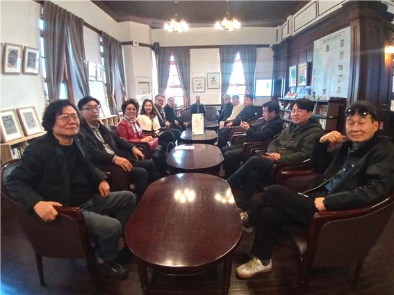 한국지역인터넷신문협의회 회원들이 개항장 제물포구락부를 방문해 인천의 근현대사를 이해하는 시간을 가졌다. (사진=한국지역인터넷신문협의회 제공)