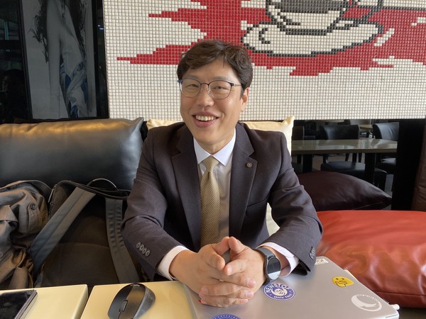 "조국 대표가 재기하기에는 데에 윤석열 대통령과 이재명 대표가 도와줬다"고 말하는 김준일 시사평론가.