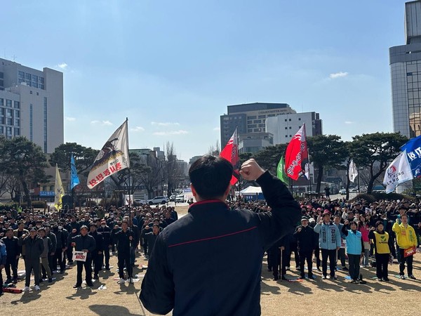 민주노총 전북본부는 전북농민회총연맹 전북도연맹과 함께 지난 3월 9일 오후 전주시청 광장에서 '전북민중대회'를 열고 "윤석열 정권이 농촌을 파탄내고 민중에게 희망을 사라지게 했다"며 "퇴진 운동을 펼쳐 나갈 것"을 밝혔다.(사진=민주노총 전북본부 제공)
