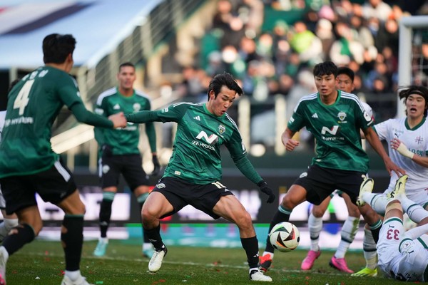 전북 현대는 3일 제주월드컵경기장에서 열린하나은행K리그 1 2024 5라운드 제주 유나이티드와 원정경기에서 0-2로 패했다.(사진=전북 현대 제공)