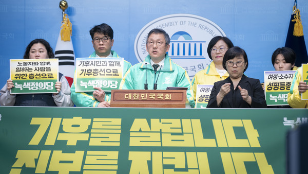 "지구가 열병 앓는 근본적인 원인은 우리가 지구를 착취하면서 자신의 몫보다 훨씬 더 많은 에너지와 자원 쓰며 살아가기 때문"이라고 말하는 조천호 후보(가운데, 사진=조천호 제공)