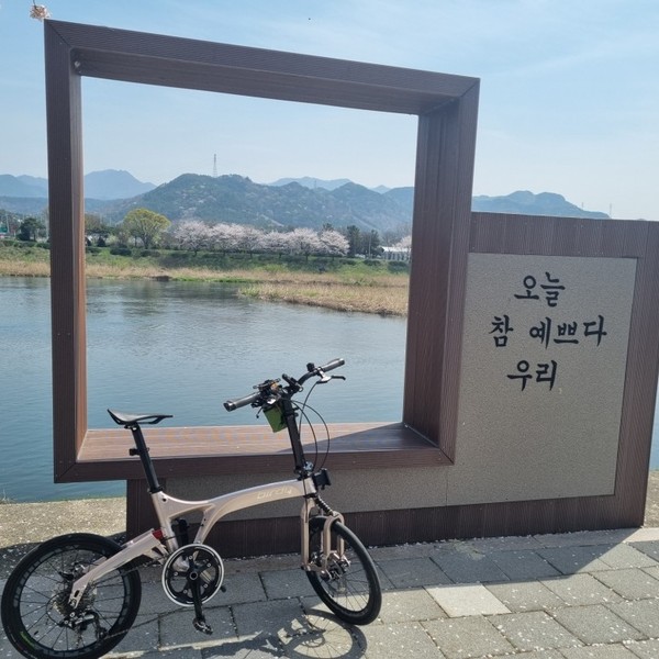 완주군 봉동읍(상장기) 동구나무 설명 : 완주군 봉동읍 소재지에 위치한 당산나무가 있습니다. 고산쪽에서 흘러와 김제와 군산으로 흘러가는 만경강이죠. 자전거를 타는 사람들이 많이 찾는 장소이기도 한데 이 곳을 찾아 인증샷을 찍어 올리세요. 주의할건 당산나무가 아니라 그 주변을 둘러보면 요 장소가 눈에 띌겁니다. 각도를 잘 잡아 자전거를 세워두고 이렇게 올리세요.