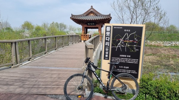 보물찾기 네번째로 지정되어있는 '틀못다리': 보물찾기에 대한 안내문에 다음과 같이 소개되어 있다.4호.혁신동 기지제내 틀못다리혁신동에 아름다운 호수가 있죠? 걷거나 자전거 타는 혁신동 주민들이 즐겨 찾는 공간이 바로 기시제랍니다. 저수지 가운데에 아름다운 정자가 하나 있고 만성루라고 표시하고 있네요. 그 정자를 가기전에 틀못다리라고 되어있는 이 표지판을 찾아 자전거를 세워두고 인증샷을 찍으세요. 걷는 사람들이 많을 때는 주의하시고요. 참고로 혁신동에도 몇 군데 보너스 보물이 있는데요? 다 둘러보신 다음에 이 틀못다리를 찍으시고 호수 옆에 있는 E 커피숍을 찾아가시면 시원한 아이스아메리카노 한잔씩 먹을수 있게 준비되어 있답니다.