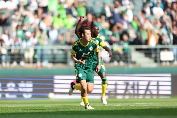 전북 현대는 13일 오후 2시 전주월드컵경기장에서 열린 K리그1 2024 7라운드에서 광주FC를 2-1로 꺾으며 첫승을 거두었다.(사진=전북 현대 제공)