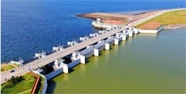 2020년 9월 23일 드론으로 상공에서 촬영한 새만금 방조제 안과 밖의 대조적인 모습.(사진=최병성 목사 페이스북 제공)