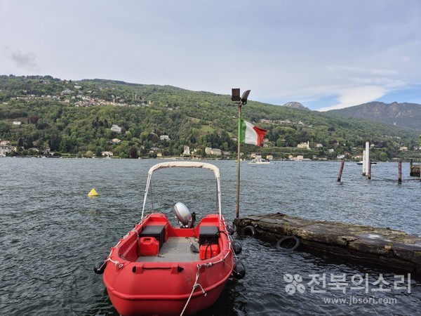 마조레 호수와 섬 전경.