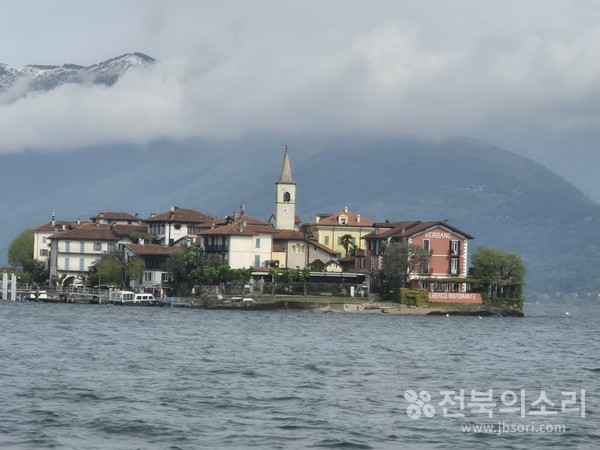 마조레 호수 주변의 이솔라 밸라(lsola Bella) 섬 전경, 