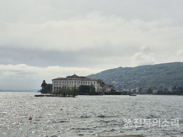 마조레 호수 주변의 이솔라 페스카토리(Isola Pescatori) 섬 전경. 