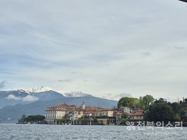마조레 호수에서 바라본 웅장하고 아름다운 몽블랑 전경.