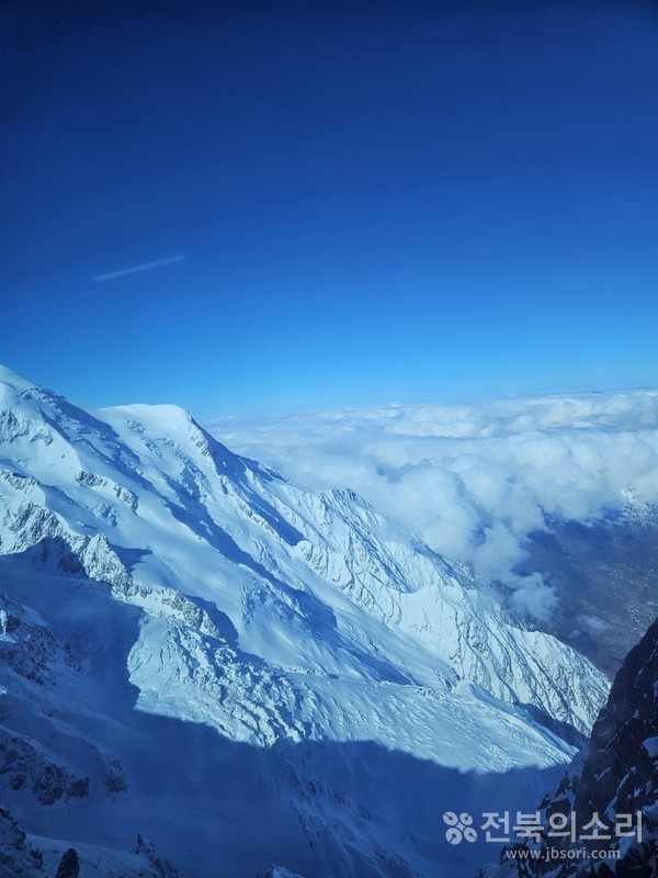 스위스와 이탈리아를 연결하는 심플론 터널 입구에서 바라본 알프스산의 웅장한 모습. 