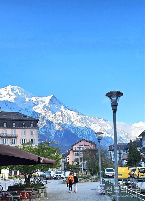 샤모니에서 바라본 몽블랑 정상 모습.