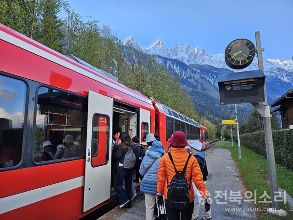 샤모니에서 에귀디미디 전망대로 향하는 길(사진 위)과 철도(사진 아래) 모습.