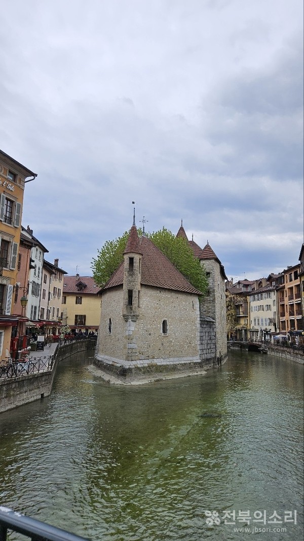 아네시 마을 중심을 흐르는 강물.