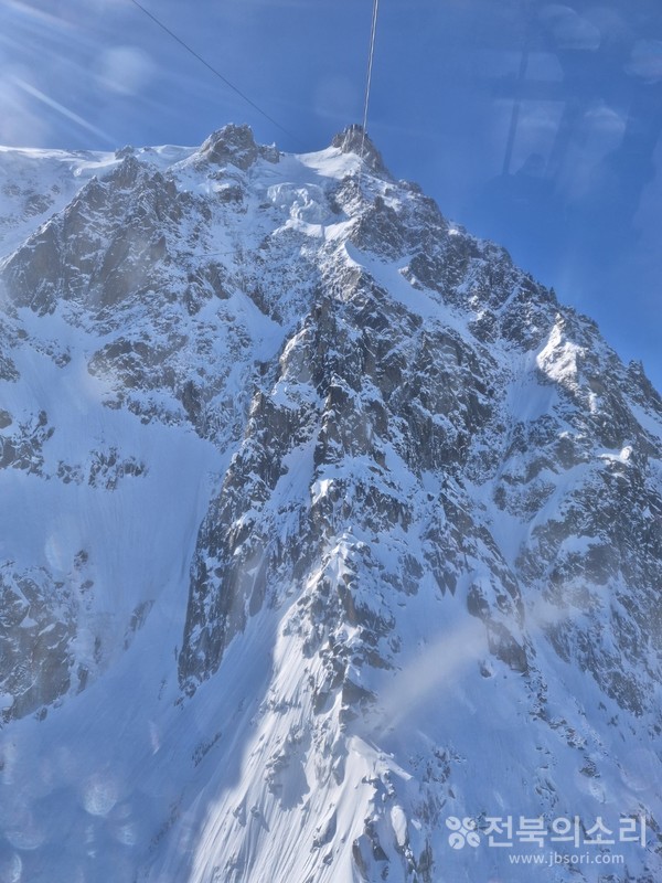 에귀디미디 전망대에서 바라본 몽블랑 정상과 산 아래 모습들.