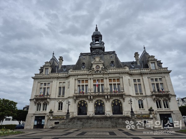 비시(Vichy) 도시의 상징인 시청 건물의 웅장한 모습.