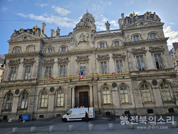 비시의 오페라켄벤션센터 전경. 