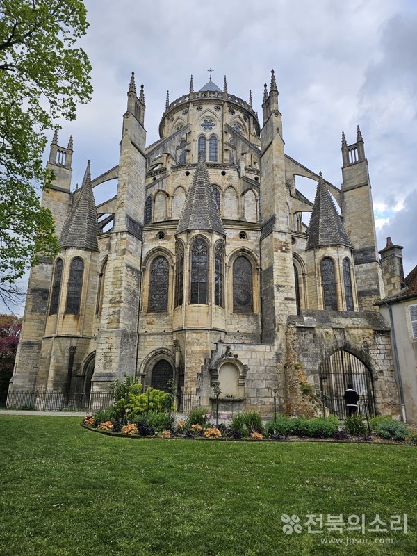 부르주 대성당 앞 잔디 광장.