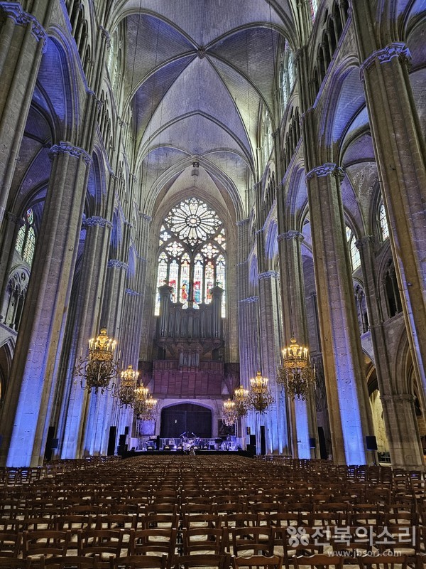 부르주 대성당의 화려하고 웅장한 내부 모습.
