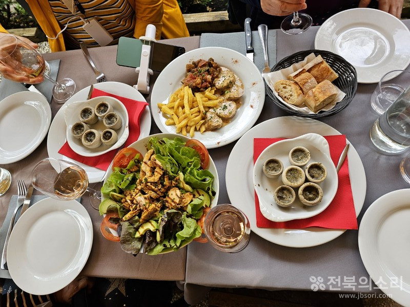 일행들과 함께 식사를 하기 위해 마주한 프랑스 현지 음식들.