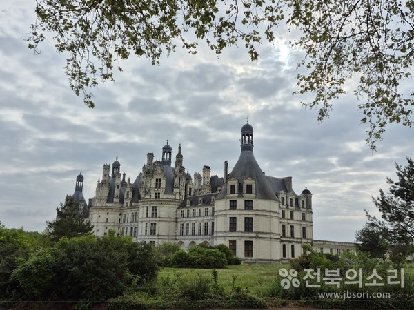 샹보르성의 외부 전경.(사진 위, 아래)