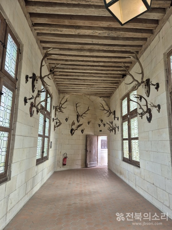 샹보르성 광장과(사진 위), 성 내부 모습(사진 아래).